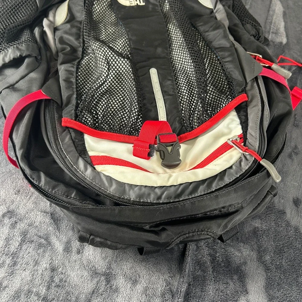 The North Face Recon Backpack Unisex OS Black Red Mesh Front Stash Pocket
